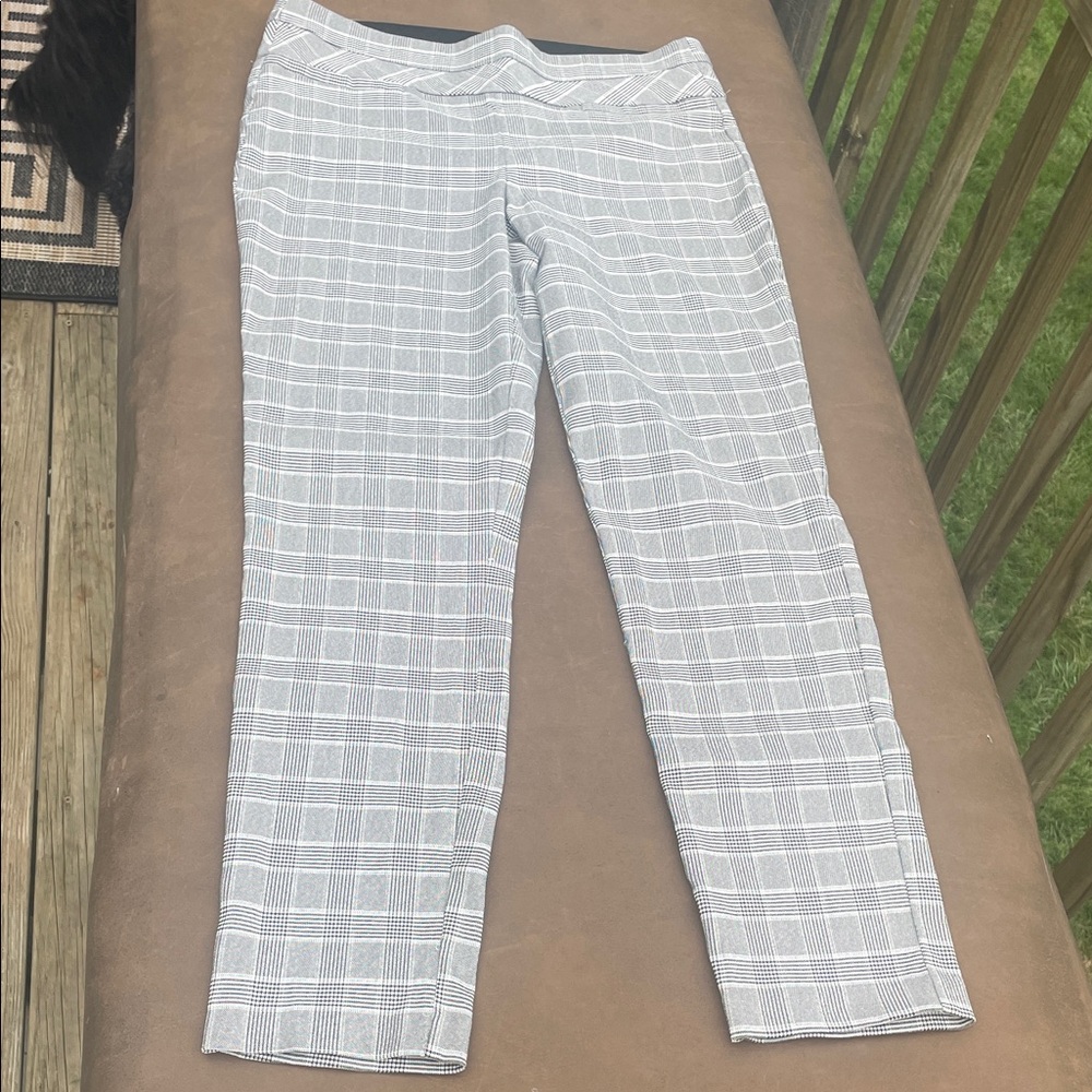 Perfect plaid pant size large from LEIGHTON, flat front and hidden pockets
